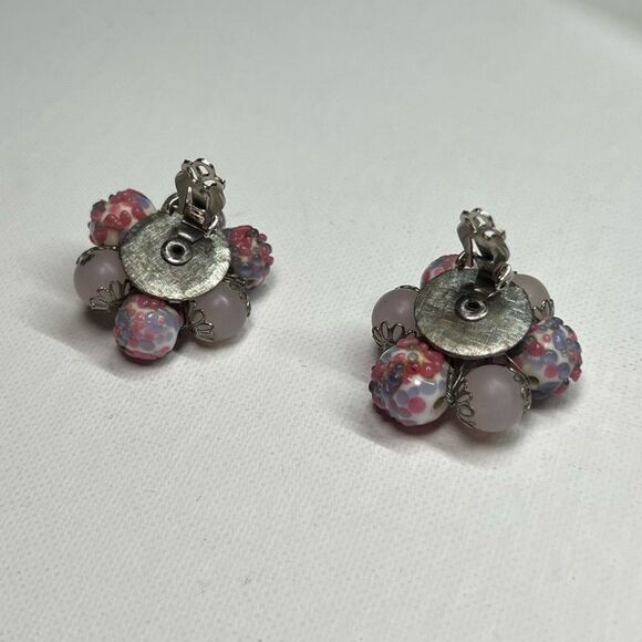 Vintage pink accented clustered clip on earrings - Picture 5 of 7
